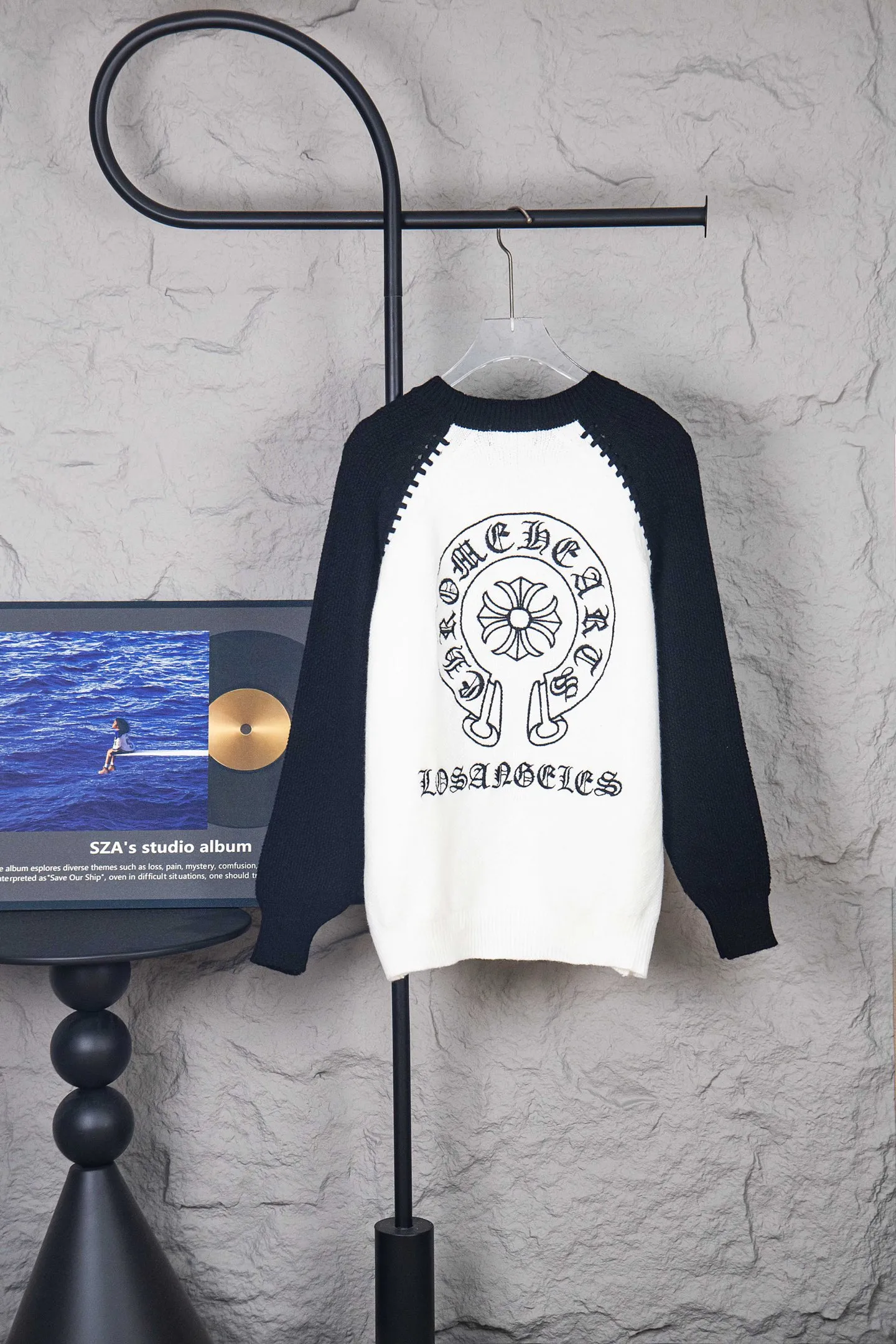 P290 ChromeHearts popular Chrome Hearts CH Sanskrit horseshoe cross embroidery pullover round neck raglan sleeve sweater. Contrast color splicing raglan round neck knitted sweater, unique knitting texture, soft and skin-friendly, classic pattern embroidery on the front and back. Retro chic. The contrasting color raglan sleeve design and the thick stitching craftsmanship at the joints make it look great when worn alone or layered! The fit is loose and slimming! Fashionable patchwork colored sweater, colorfully intertwined, with clear layers, warm and slimming. Whether worn alone or layered, you can easily control various styles and show your personal charm. The raglan sleeves are shoulder-width in contrasting colors and have ultra-detailed embroidery on the front and back, giving it a casual street feel. It looks great when worn alone! The sleeves are designed with contrasting colors and seams, and the round neck style reveals the neck and flatters the face shape! Wool blend knitted fabric, soft, comfortable and warm to the touch. Contrasting color design➕Loose fit, not flattering on your body shape and slimming, not to mention how easy it is to wear! Basic, versatile and fashionable classic! Black and white are versatile! Black and gray high-end! Couples get involved!  Color: black and white/black gray Size: S~M~L